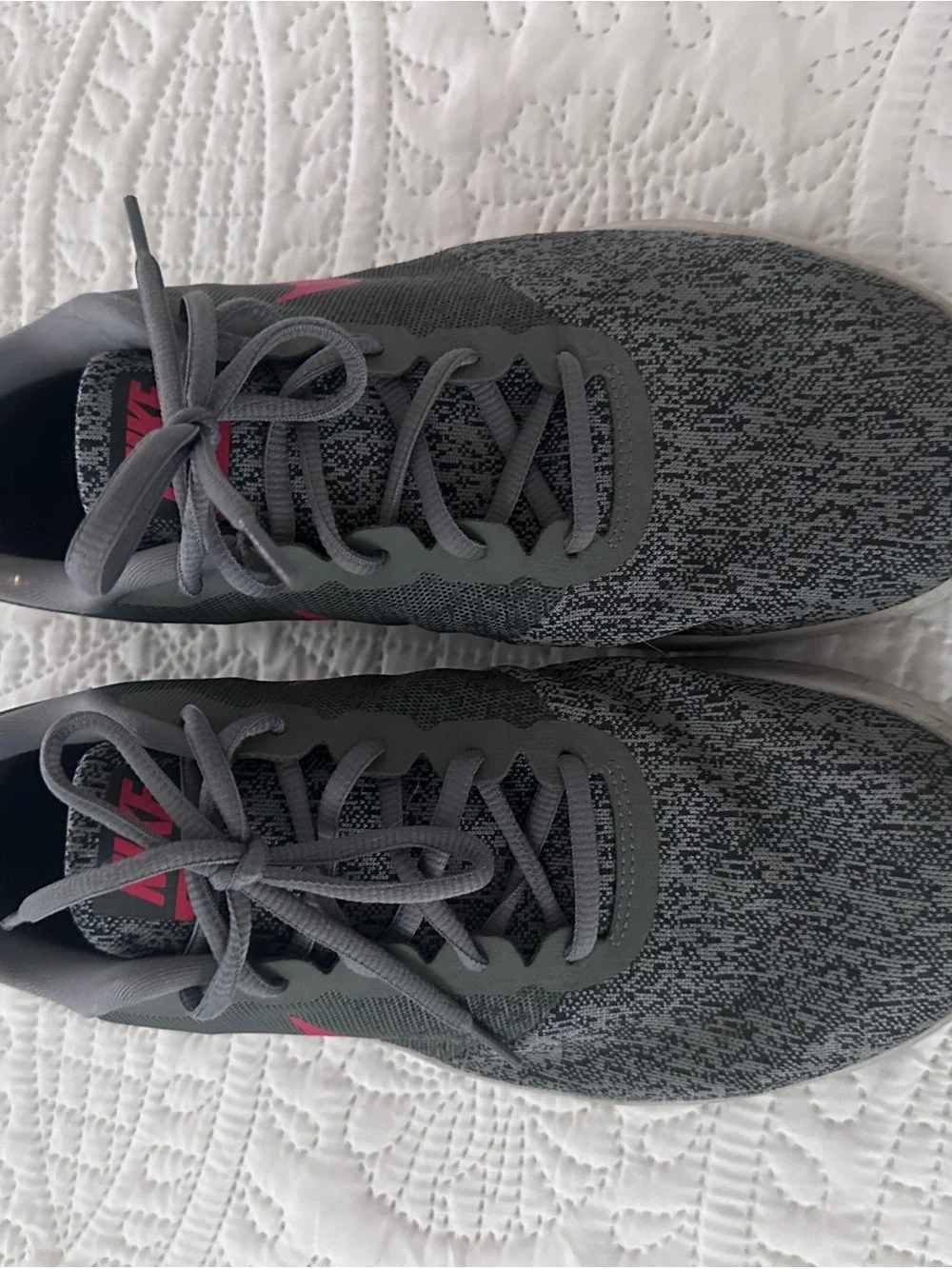 Nike men’s Gray and Pink Training Sneakers